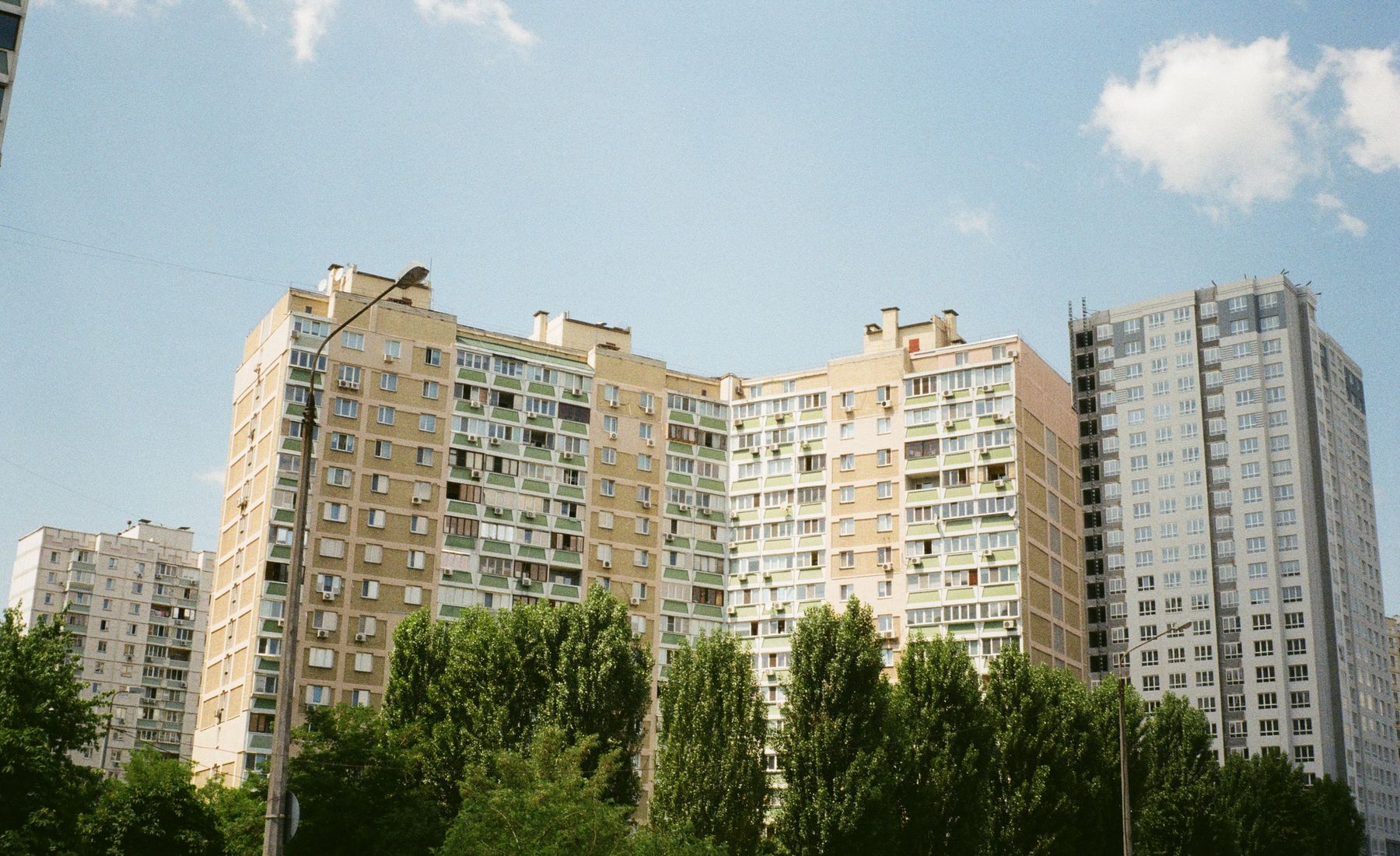 Житлові висотки в Києві серед зелені